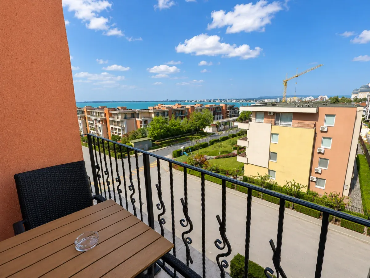 Balkon studia z widokiem na morze