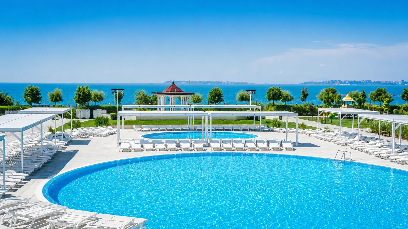 Basen z leżakami w kompleksie Premier Fort Beach z widokiem na Morze Czarne w Sveti Vlas