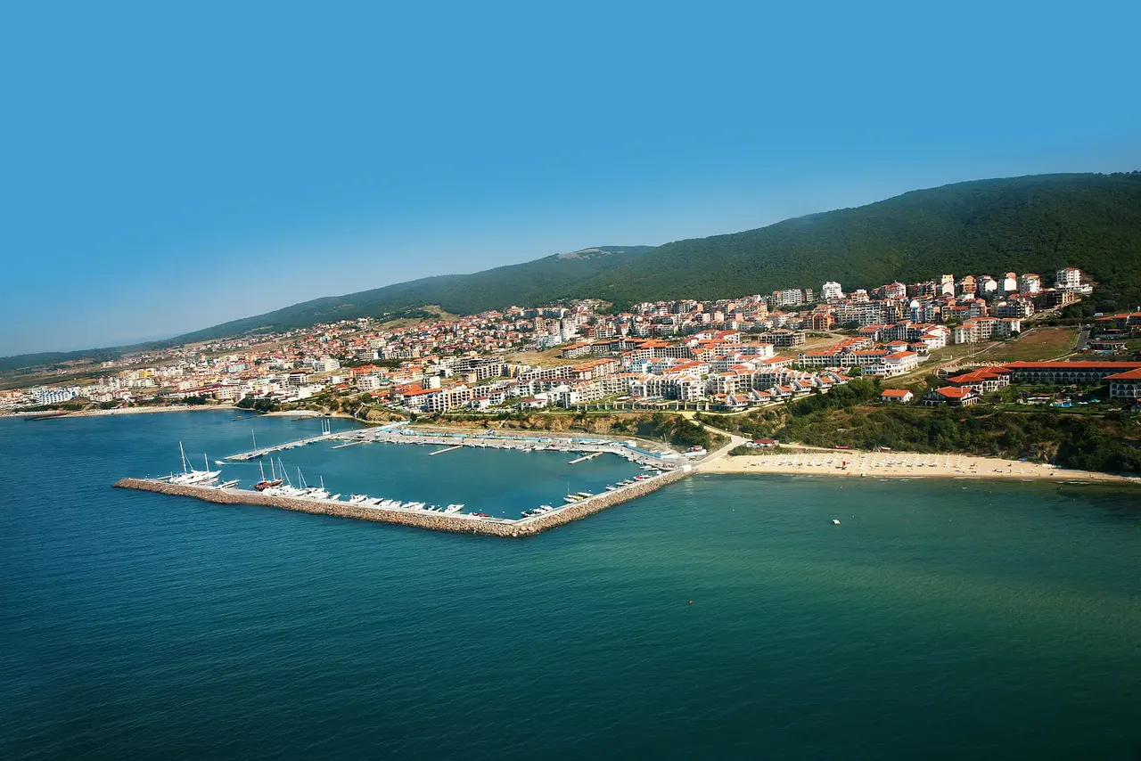 Panorama Sveti Vlas z lotu ptaka - marina, plaża i zatoka Morza Czarnego u stóp gór Stara Płanina